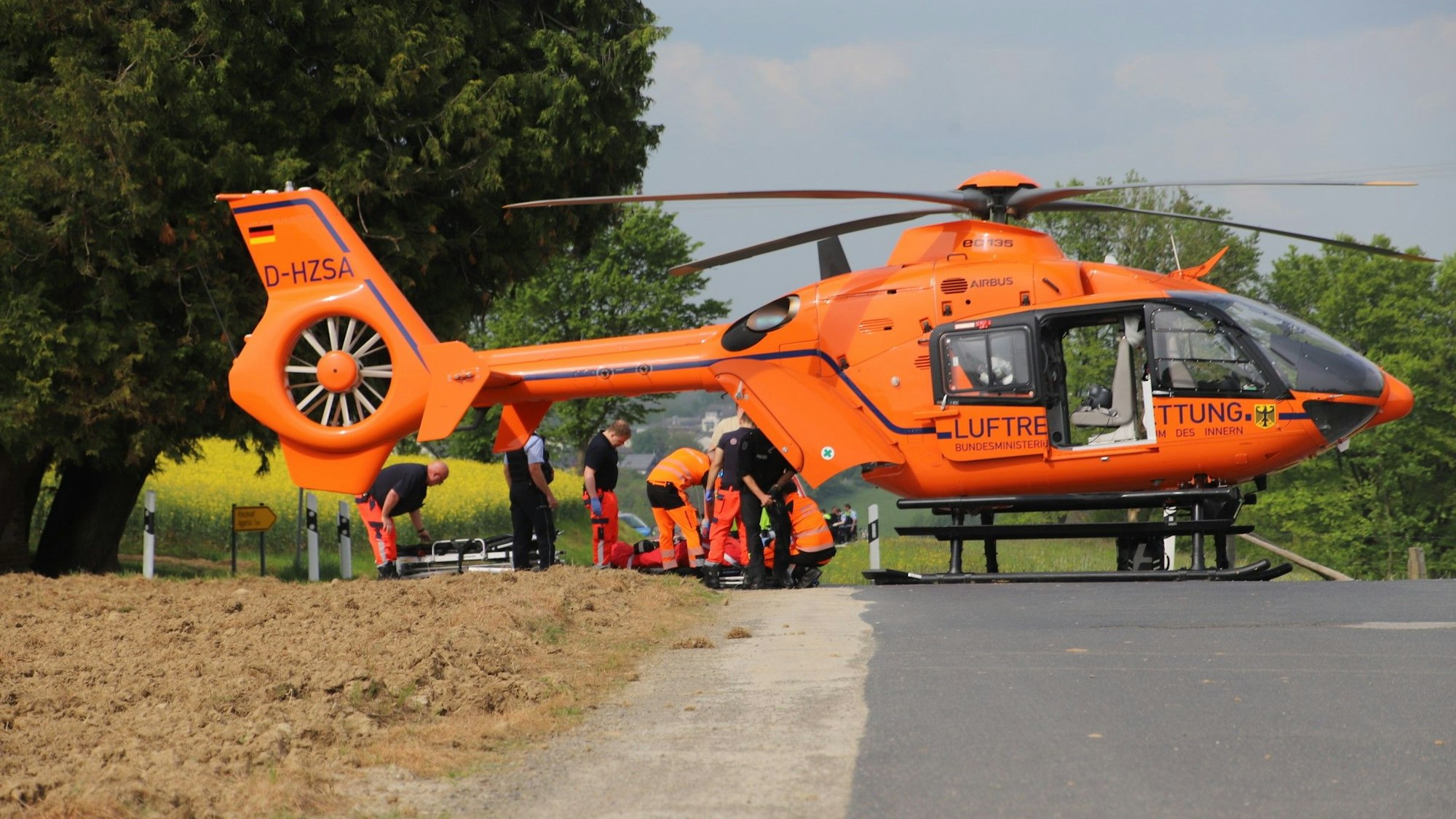 Der Rettungshubschrauber Christoph 3 flog einen Notarzt ein, der den 63-Jährigen versorgte, bis er in die Klinik nach Merheim geflogen werden konnte.