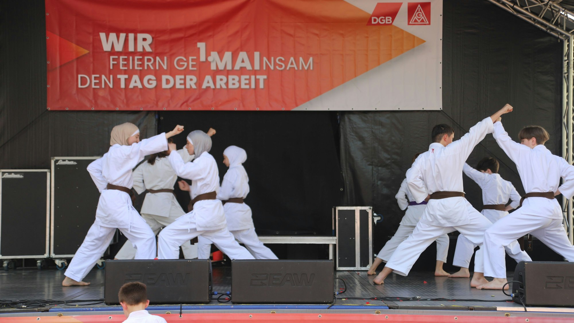 Auf der Bühne zeigten die Karatekämpferinnen und - kämpfer aus Troisdorf ihr Können.