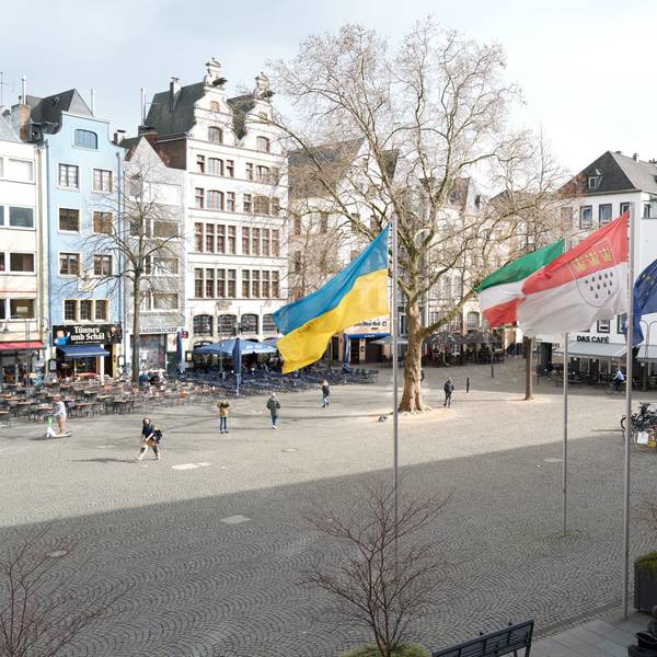 Vor dem Kölner Rathaus weht auch eine ukrainische Flagge.