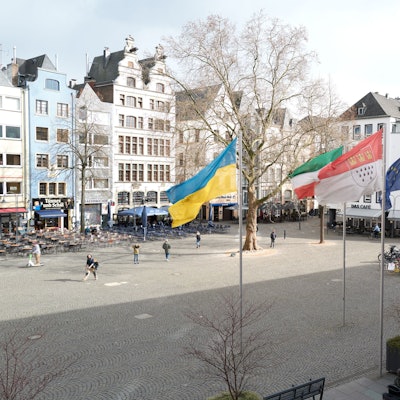 Vor dem Kölner Rathaus weht auch eine ukrainische Flagge.