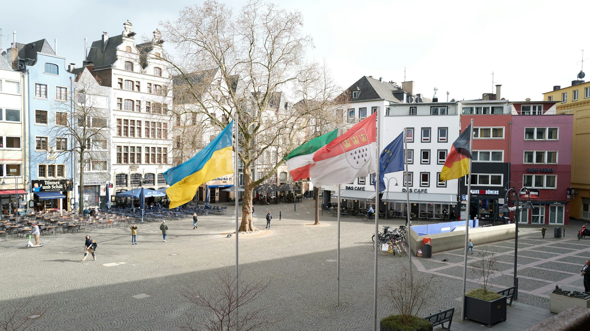 Vor dem Kölner Rathaus weht auch eine ukrainische Flagge.