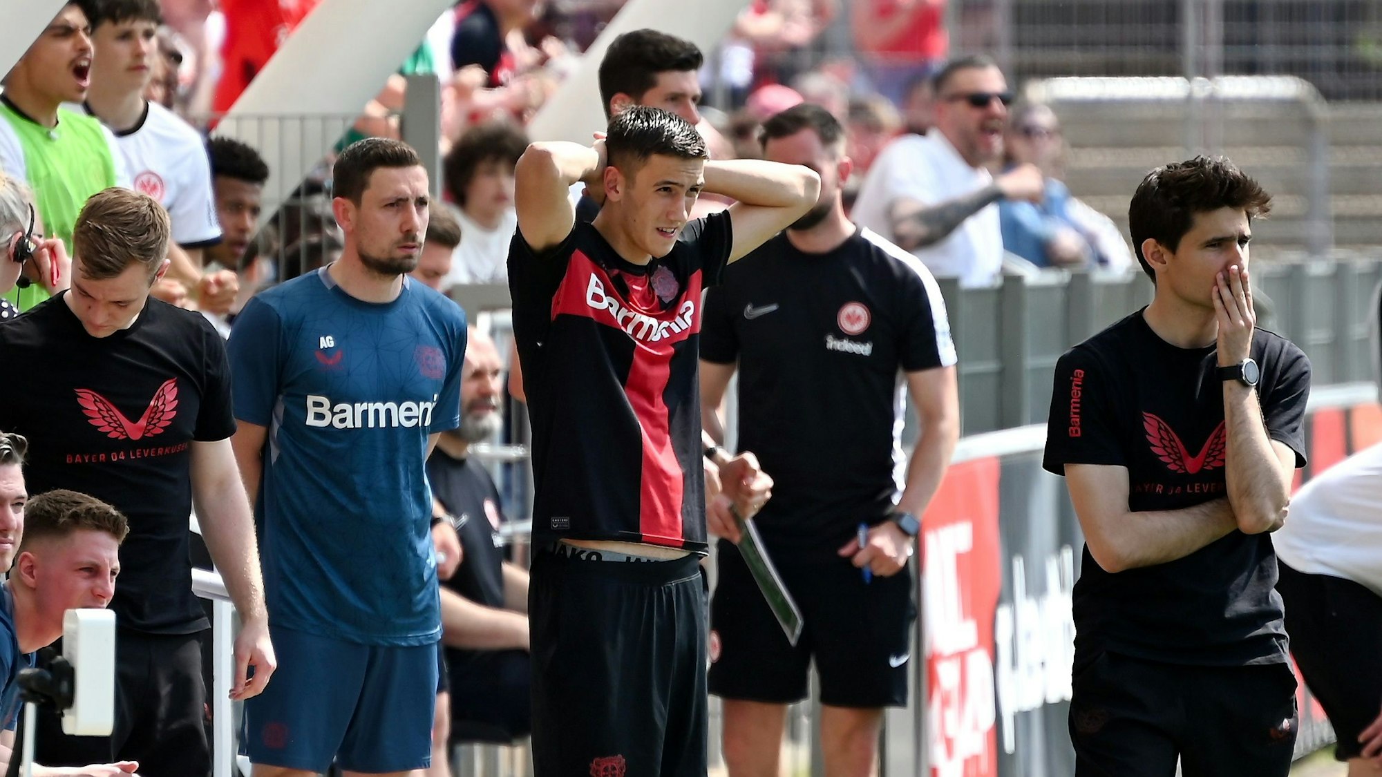 01.05.2024, Fussball-B-Junioren-Bayer 04-Frankfurt
Entsetzen auf der Bayer Bank
rechts: TR: Sergi Coral Runge
Foto: Uli Herhaus