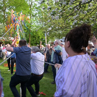 Refrather Maifest des Bürger- und Heimatverein, Aufrichten des Maibaums