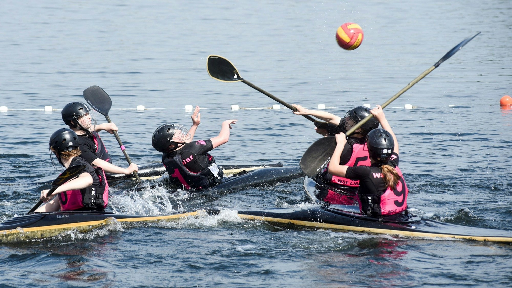 Kanupolospieler auf dem Liblarer See.