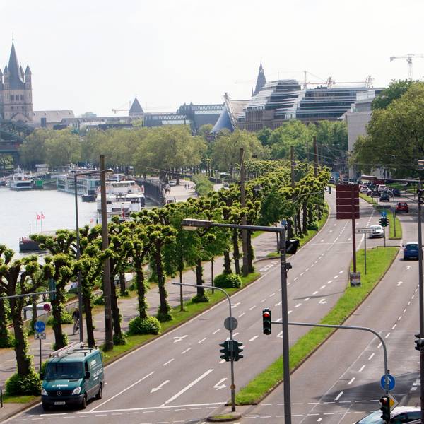 Vogelblick auf das Konrad-Adenauer-Ufer in Köln