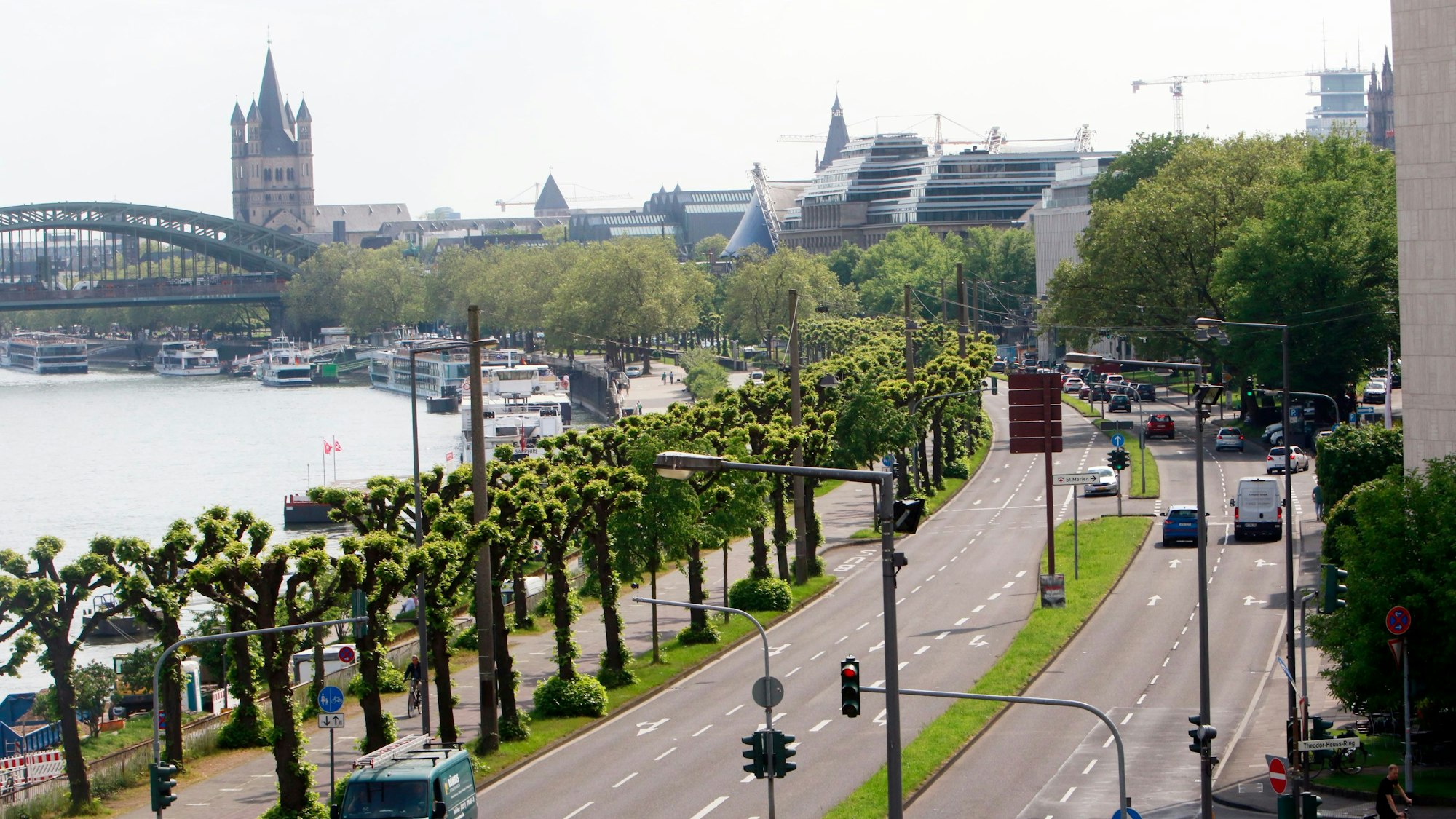 Vogelblick auf das Konrad-Adenauer-Ufer in Köln