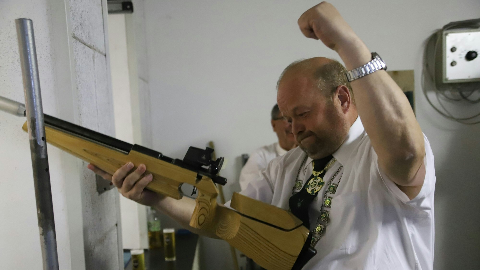 Dietmar Lütz ballte die Faust nach dem letzten Schuss beim Königsschießen der Schützenbruderschaft St. Hubertus Hennef-Warth.