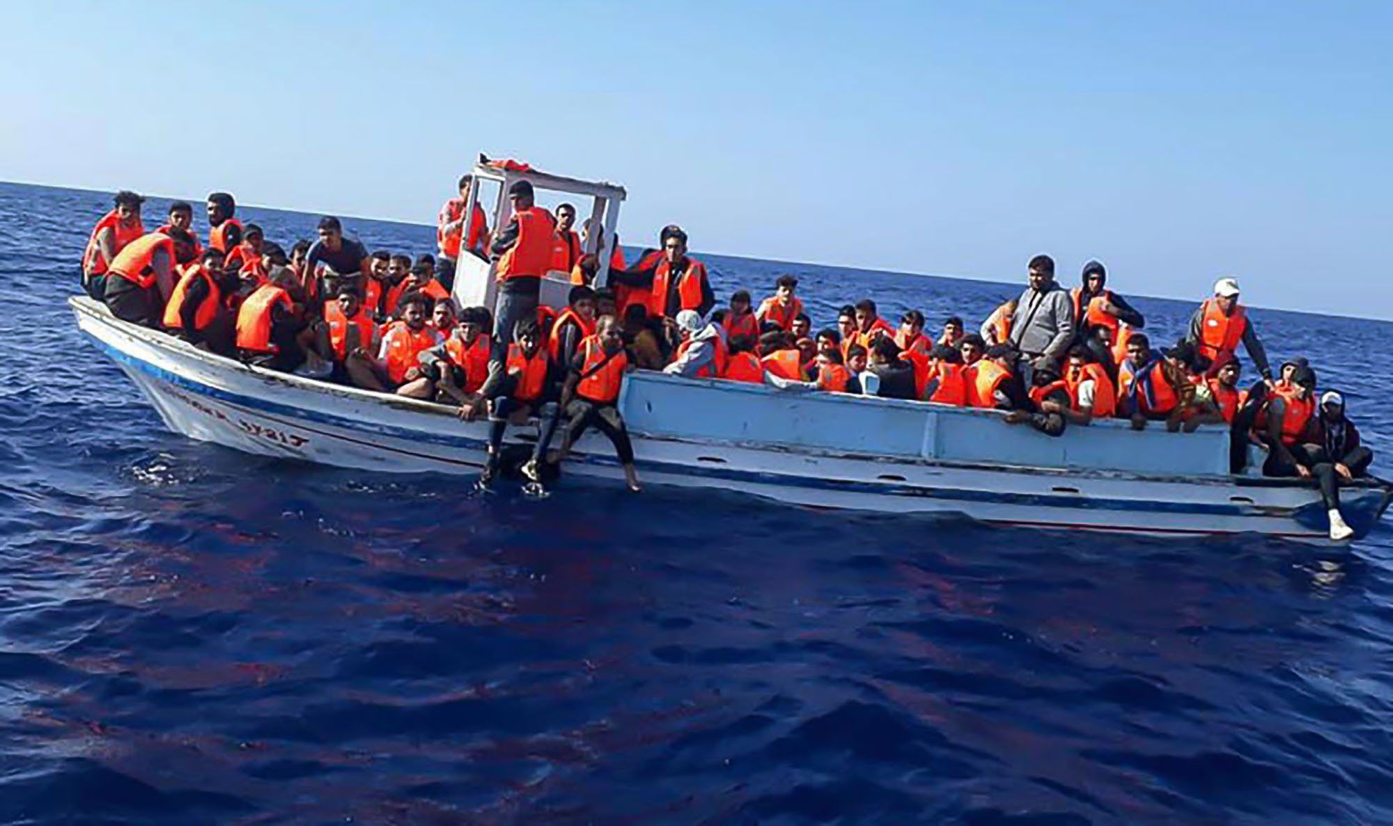 Ein von der libanesischen Armee zur Verfügung gestelltes Handout zeigt ein Boot mit mehr als 100 illegalen Einwanderern an Bord vor der Küste der nordlibanesischen Stadt Tripoli.