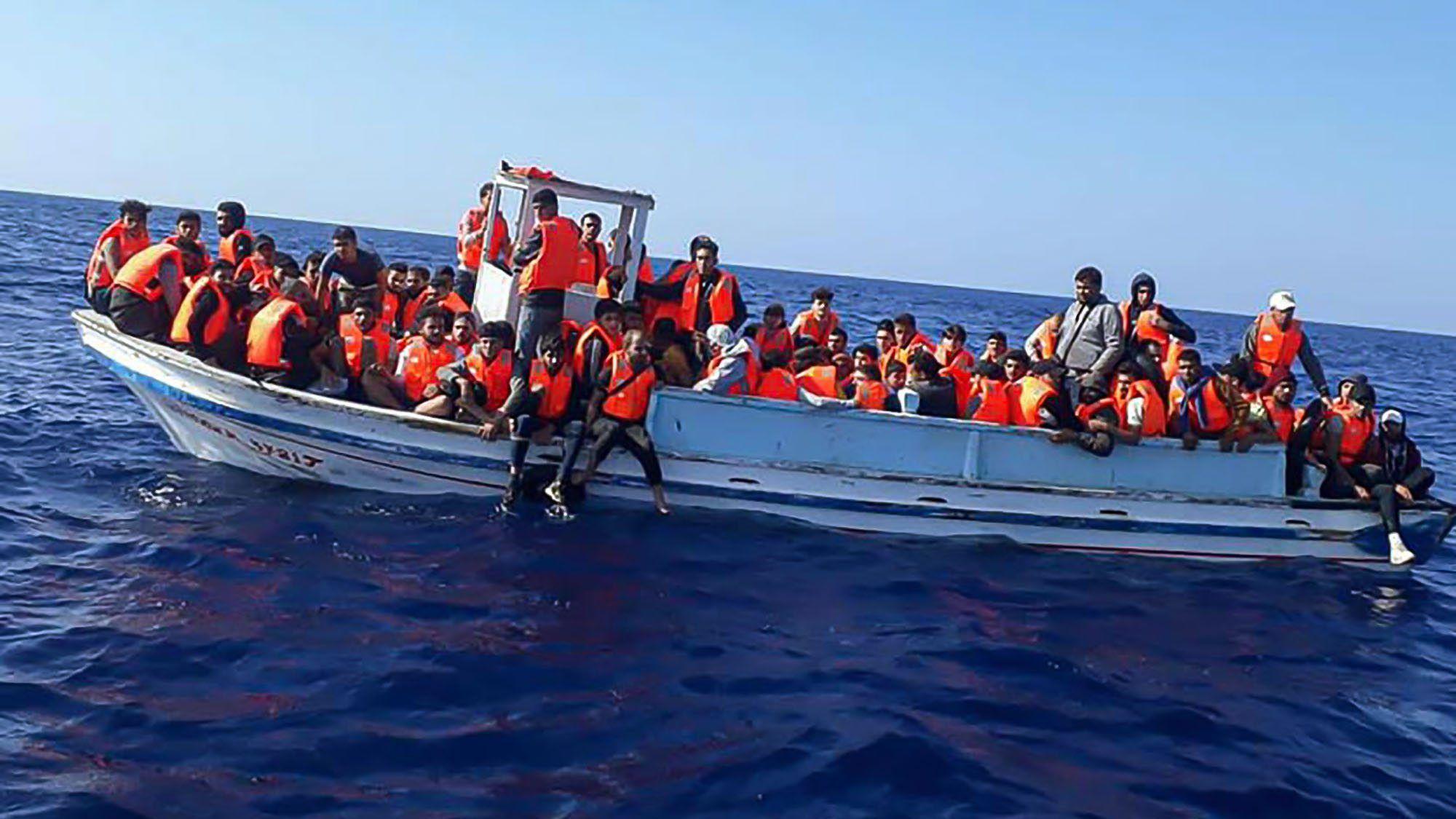 Ein von der libanesischen Armee zur Verfügung gestelltes Handout zeigt ein Boot mit mehr als 100 illegalen Einwanderern an Bord vor der Küste der nordlibanesischen Stadt Tripoli.