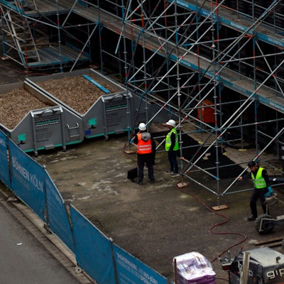Das Schauspielhaus und die Oper am Offenbachplatz sind weiter eine Baustelle. Die Eröffnung der Gebäude verzögert sich nach mittlerweile über 12 Jahren Bauzeit abermals.
