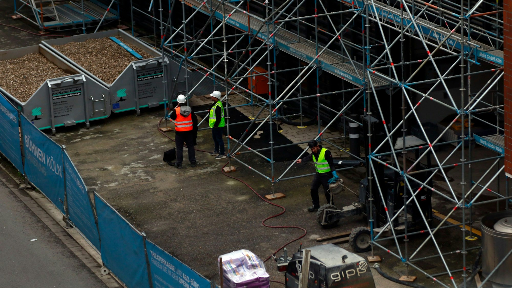 Das Schauspielhaus und die Oper am Offenbachplatz sind weiter eine Baustelle. Die Eröffnung der Gebäude verzögert sich nach mittlerweile über 12 Jahren Bauzeit abermals.