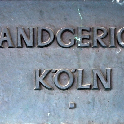 Ein Hinweisschild zum Kölner Landgericht