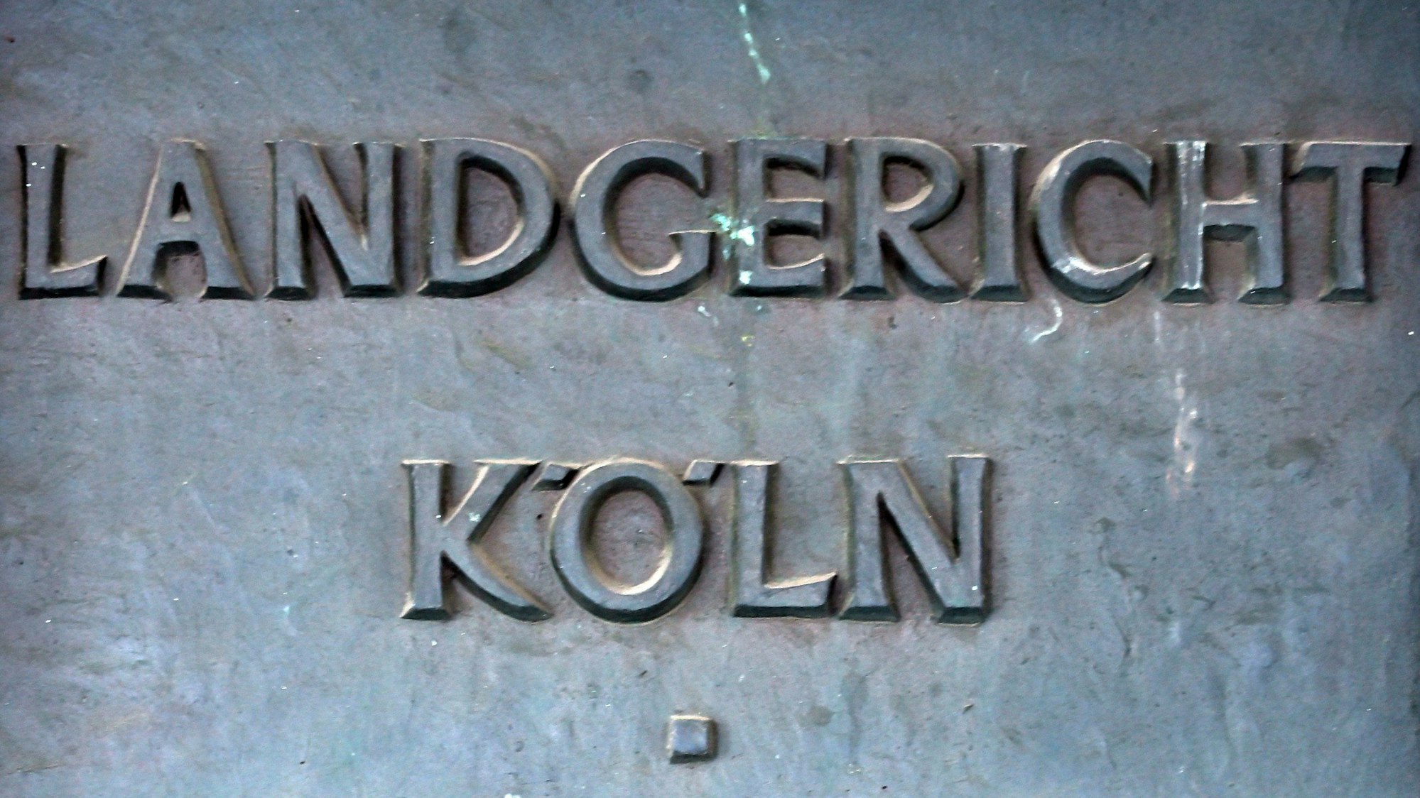 Ein Hinweisschild zum Kölner Landgericht