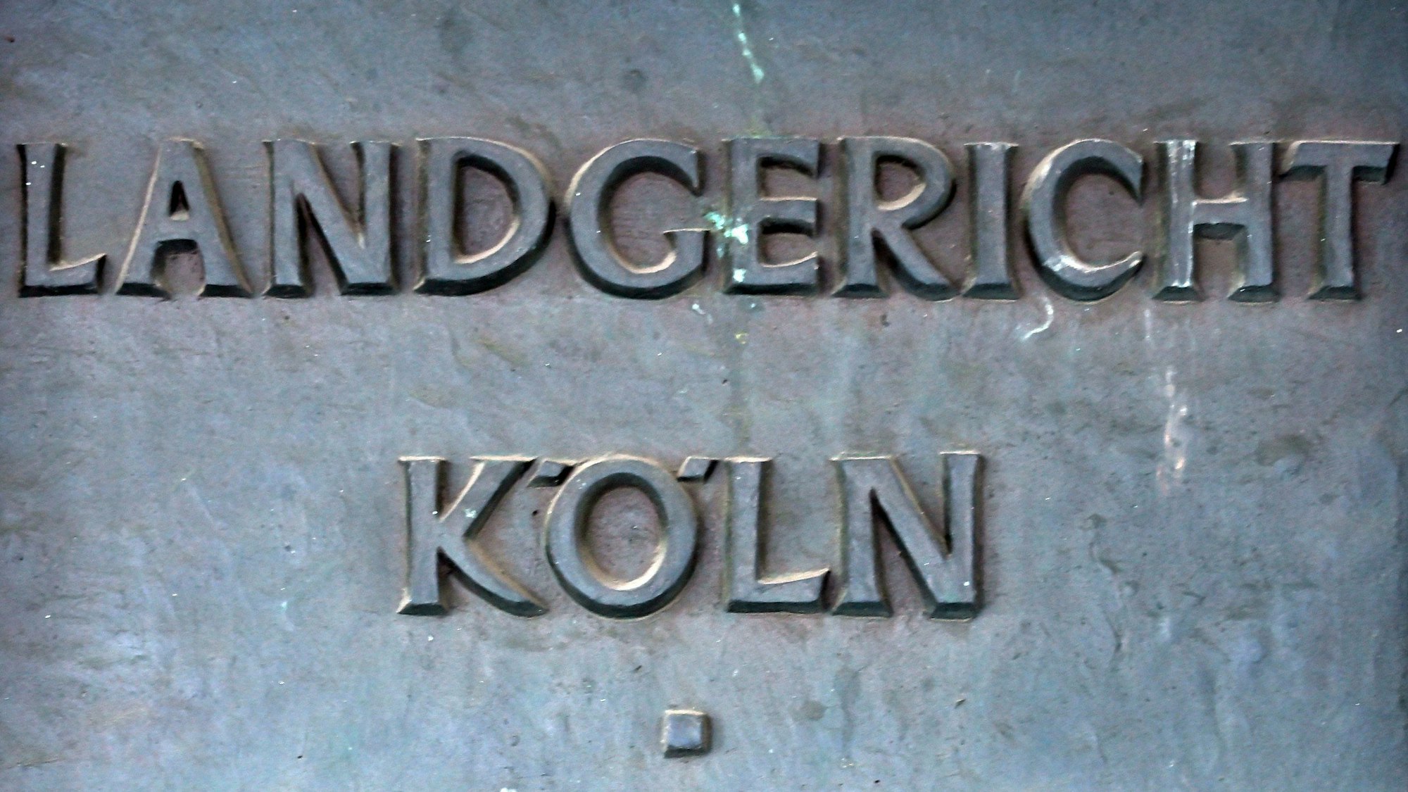 Ein Hinweisschild zum Kölner Landgericht