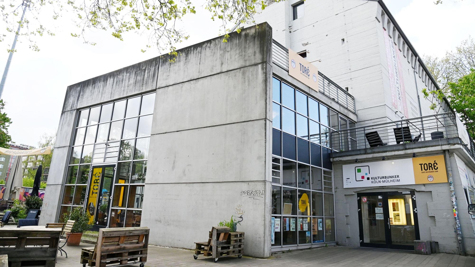 Das Café „Toré “befindet sich im vorderen Teil des Bunkers, der aus grauem Beton und einer Glasfassade besteht.