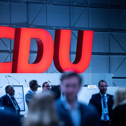 Delegierte warten auf den Beginn beim CDU Bundesparteitag.