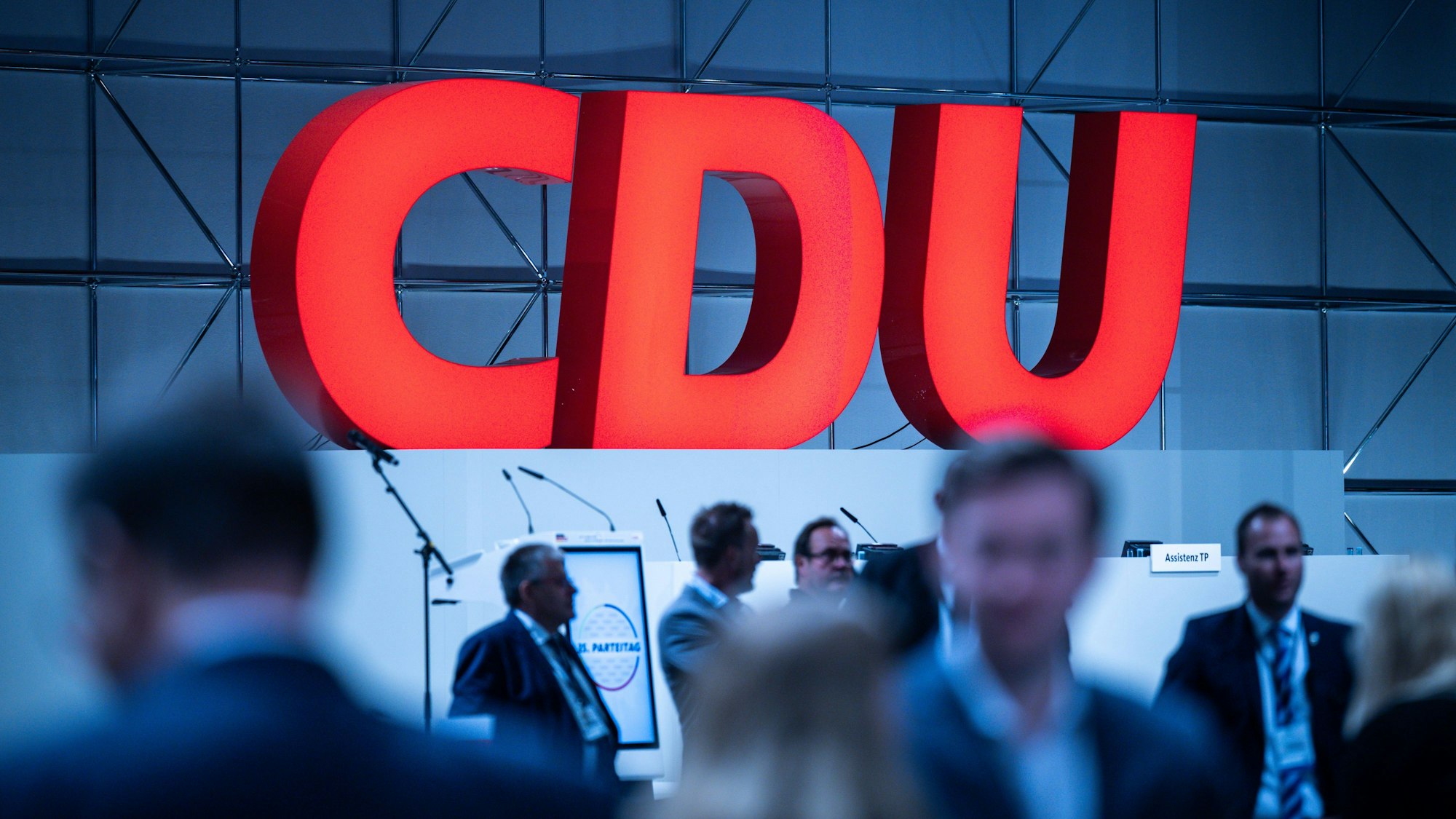 Delegierte warten auf den Beginn beim CDU Bundesparteitag.