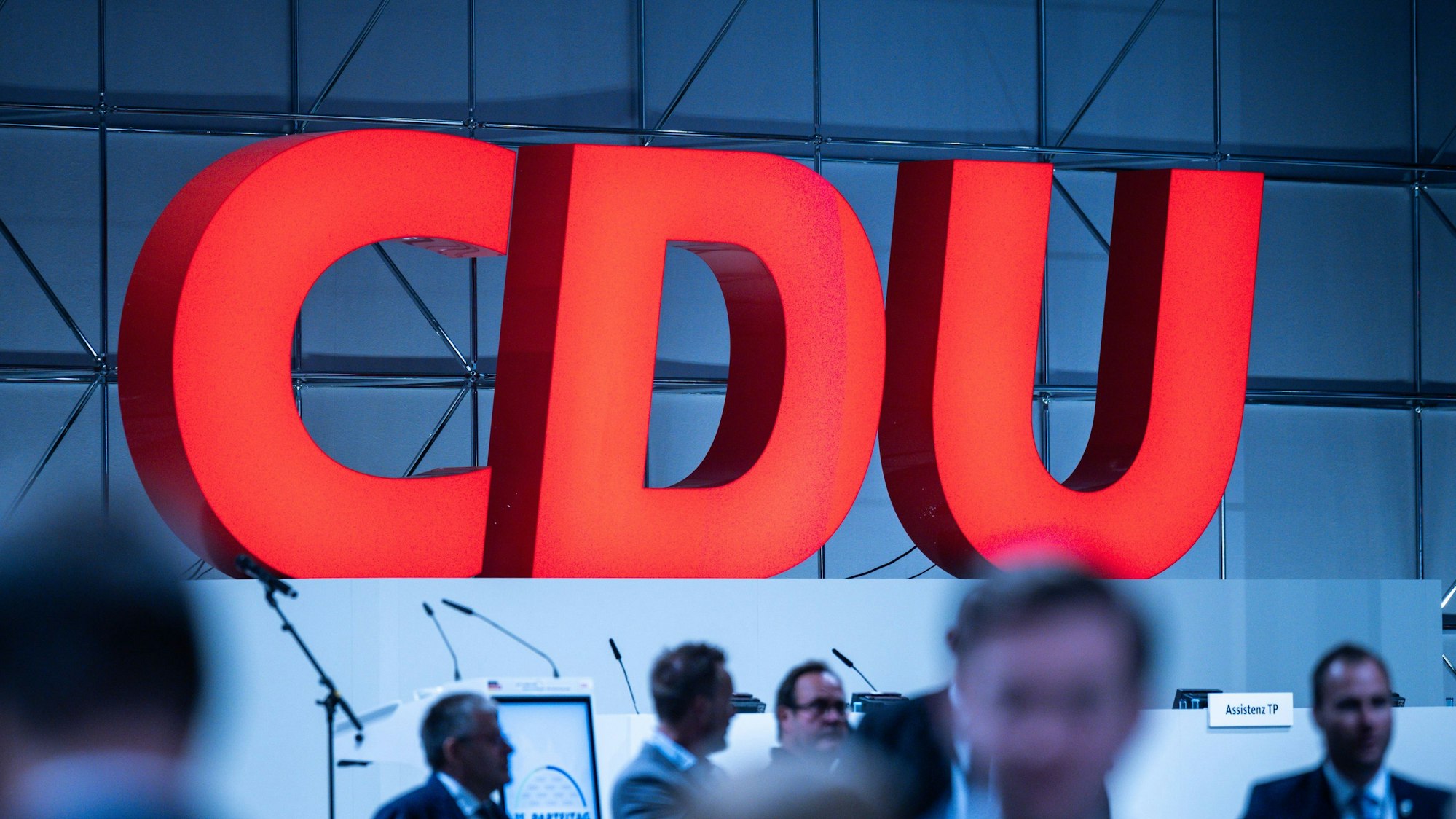 Das Logo der CDU prangt in rot über einer Veranstaltung beim Bundesparteitag der Christdemokraten.