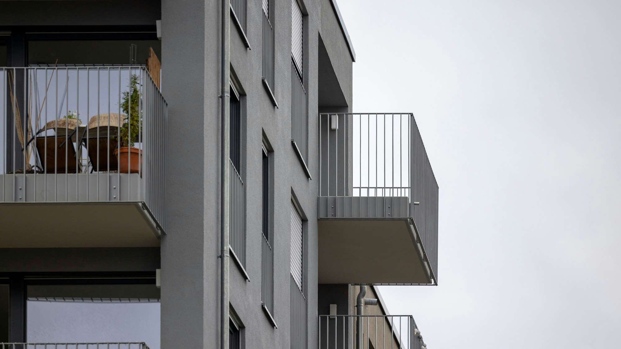 Der Einbrecher flüchtete sich auf einen Balkon (hier ein Symbolfoto), stürzte dann aber ab.