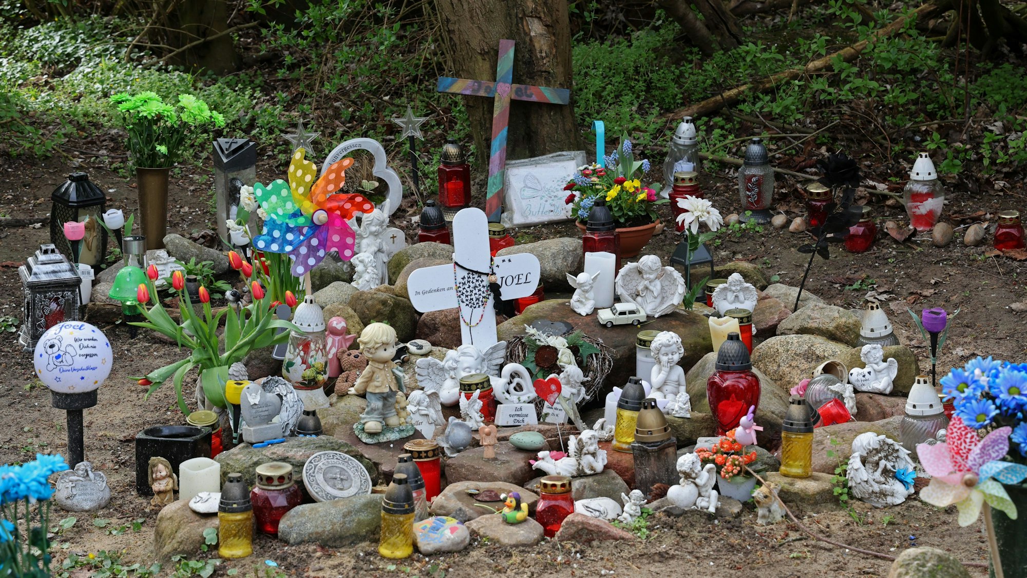 Kreuze, Figuren, Kerzen und Blumen stehen an der Stelle, wo der sechsjährige getötete Joel gefunden wurde.