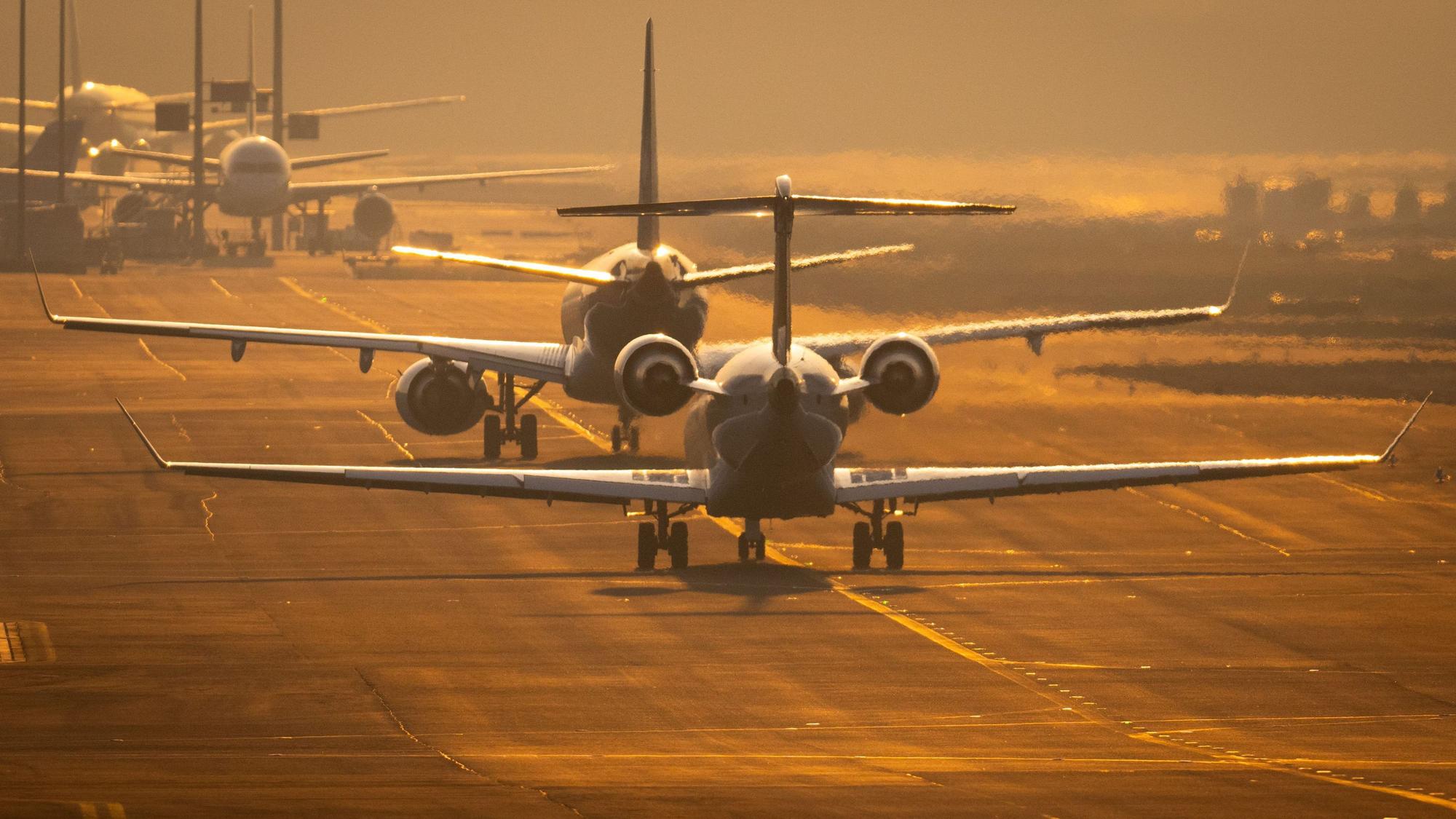 ARCHIV - 29.02.2024, Hessen, Frankfurt/Main: Flugzeuge rollen auf dem Flughafen Frankfurt im letzten Sonnenlicht des Tages über die Rollbahn. (zu dpa: «29.04. Ticketsteuer, Biosprit, Autokauf: Das ändert sich im Mai») Foto: Boris Roessler/dpa +++ dpa-Bildfunk +++