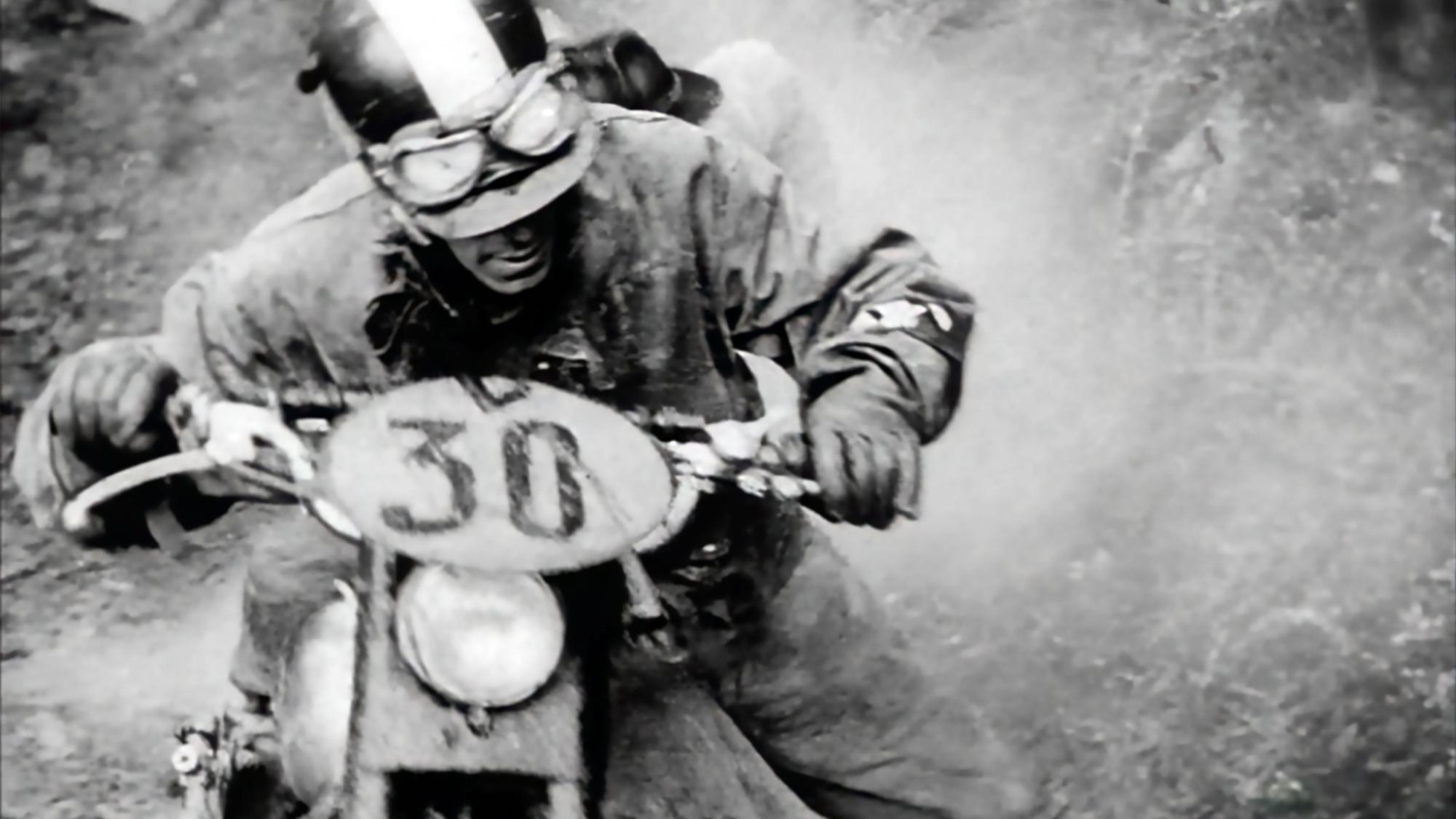 Ein Motorardfahrer brettert durch die Landschaft.