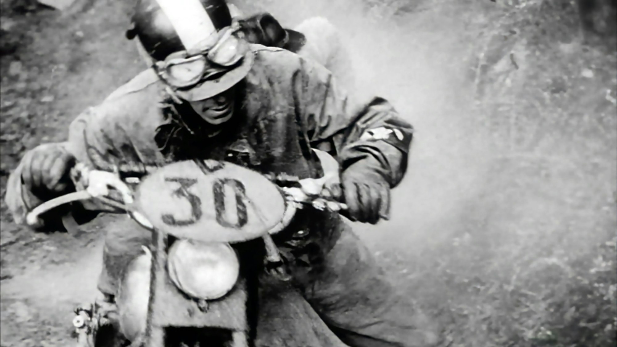 Ein Motorardfahrer brettert durch die Landschaft.