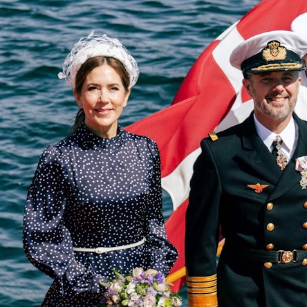 Das dänische Königspaar, König Frederik X. von Dänemark und Königin Mary, posieren vor dem Betreten des königlichen Schiffes Dannebrog am Hafen von Nordre Toldbod in Kopenhagen.