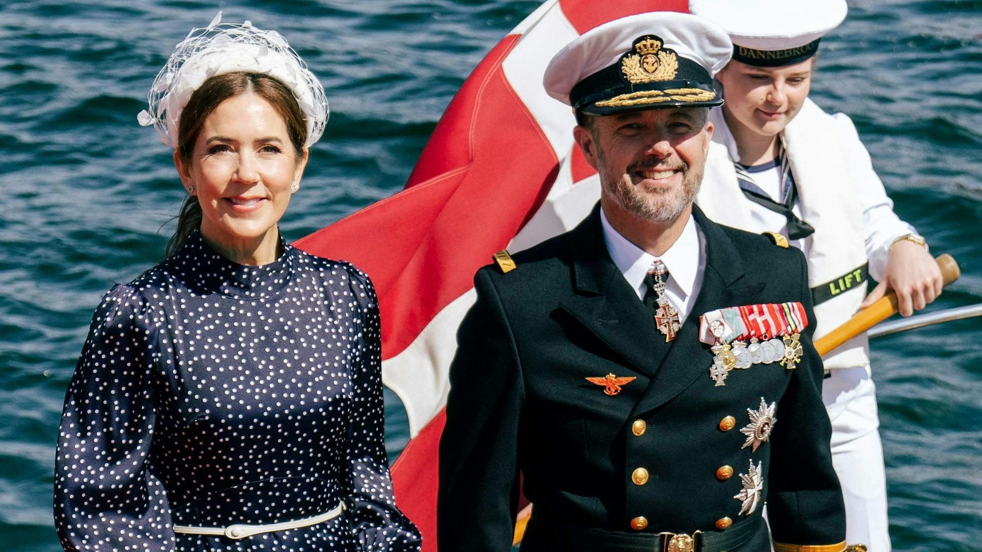 Das dänische Königspaar, König Frederik X. von Dänemark und Königin Mary, posieren vor dem Betreten des königlichen Schiffes Dannebrog am Hafen von Nordre Toldbod in Kopenhagen.