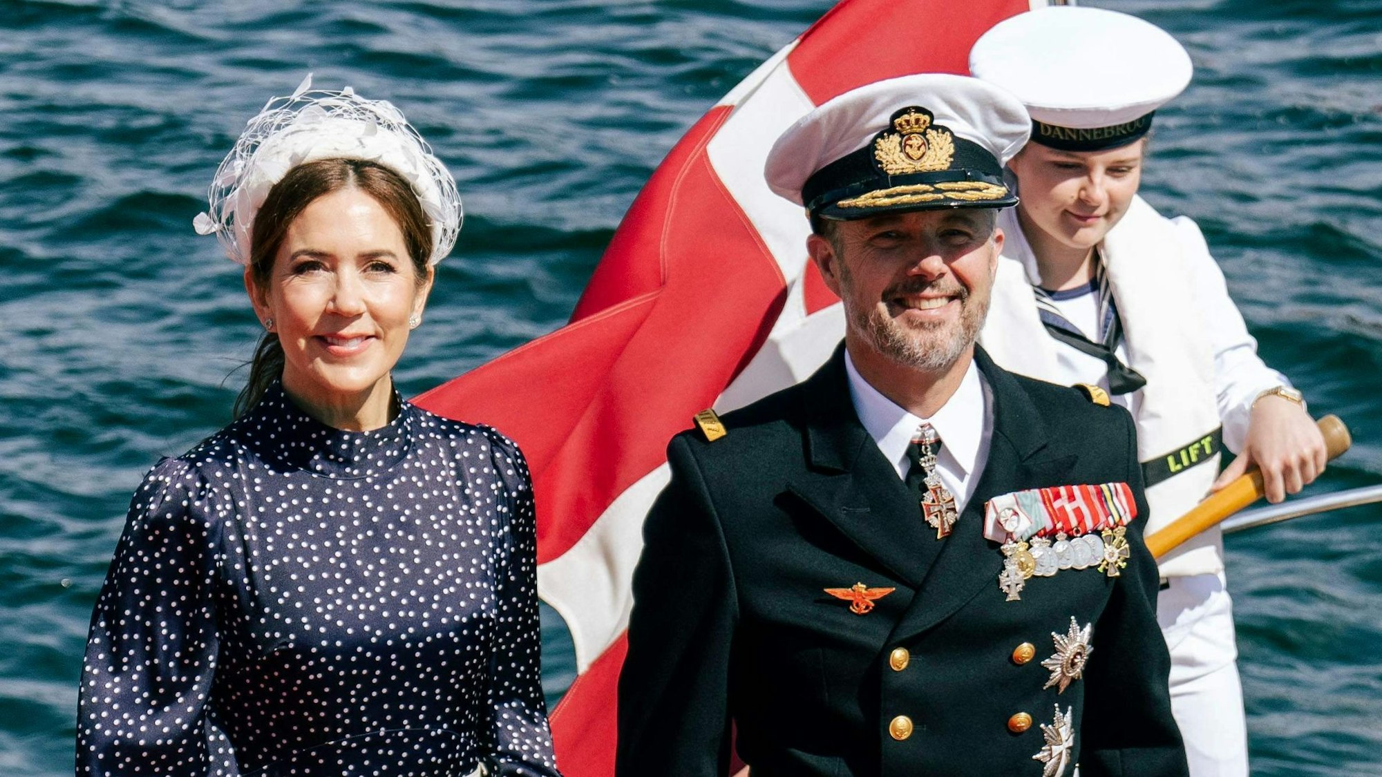 Das dänische Königspaar, König Frederik X. von Dänemark und Königin Mary, posieren vor dem Betreten des königlichen Schiffes Dannebrog am Hafen von Nordre Toldbod in Kopenhagen.