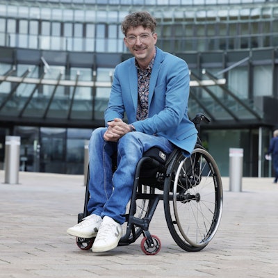 Dennis Sonne (Bündnis 90/Die Grünen), Mitglied des Landtages von Nordrhein-Westfalen, aufgenommen während eines Interviews zu Inklusion, Barrierefreiheit und Verkehrswende. (zu dpa "Rappender Politiker macht sich im neuen Landtag für Inklusion stark") +++ dpa-Bildfunk +++