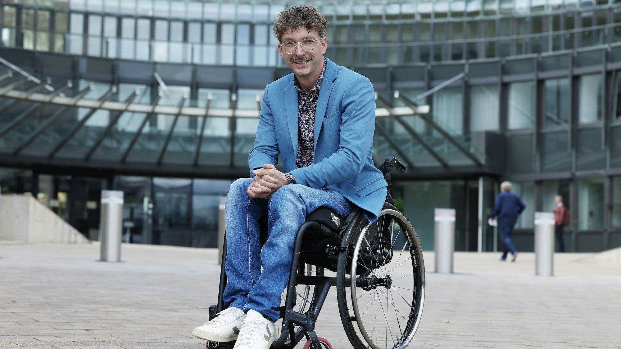 Dennis Sonne (Bündnis 90/Die Grünen), Mitglied des Landtages von Nordrhein-Westfalen, aufgenommen während eines Interviews zu Inklusion, Barrierefreiheit und Verkehrswende. (zu dpa "Rappender Politiker macht sich im neuen Landtag für Inklusion stark") +++ dpa-Bildfunk +++