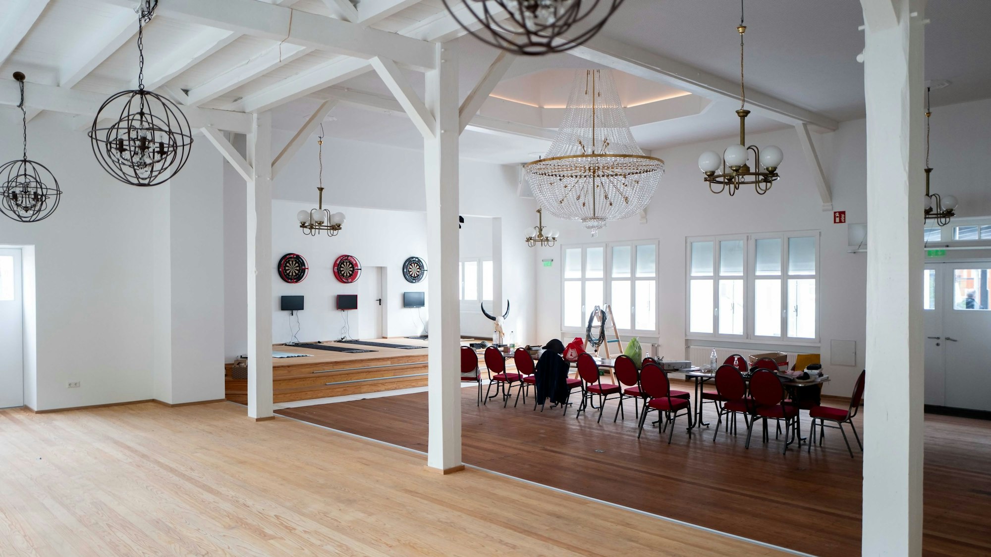 Das Bild zeigt den großen Festsaal. Dort sollen Hochzeiten und Kulturveranstaltungen stattfinden. Der Raum ist vor allem in Weiß gehalten.
