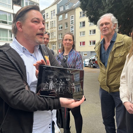 Ole Löding zeigt ein Foto von einem Bap-Konzert im Basement.