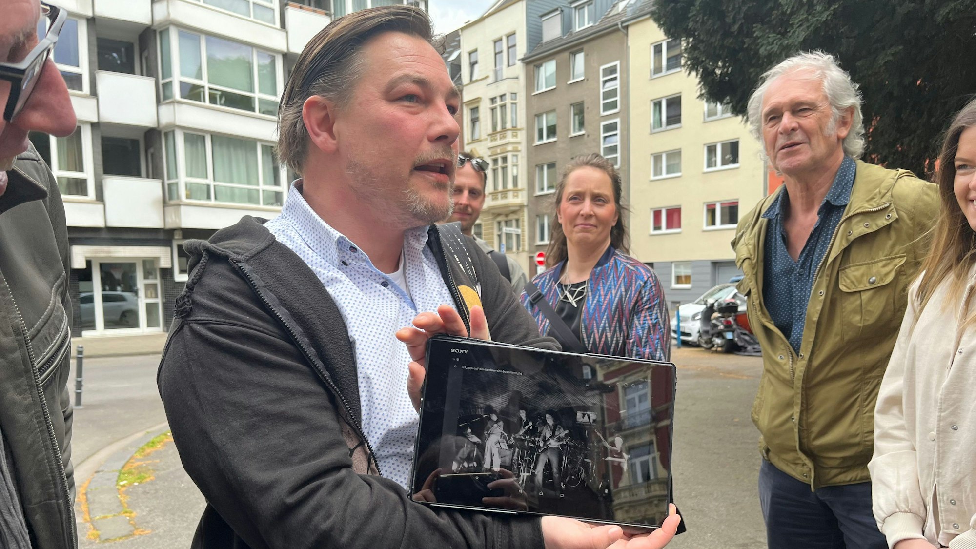 Ole Löding zeigt ein Foto von einem Bap-Konzert im Basement.
