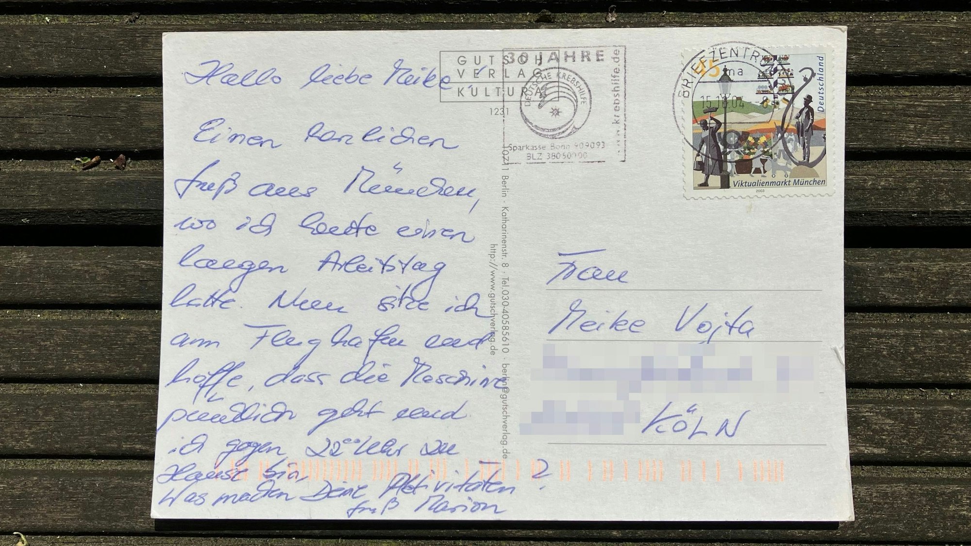 Die Kölnerin Meike Vojta erhält eine Postkarte, die ihre Mutter vor 20 Jahren losschickte.