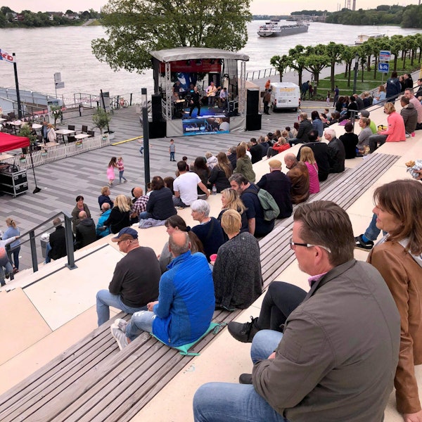 Zu sehen sind die Besucher des Festivals am Wesselinger Rheinufer.