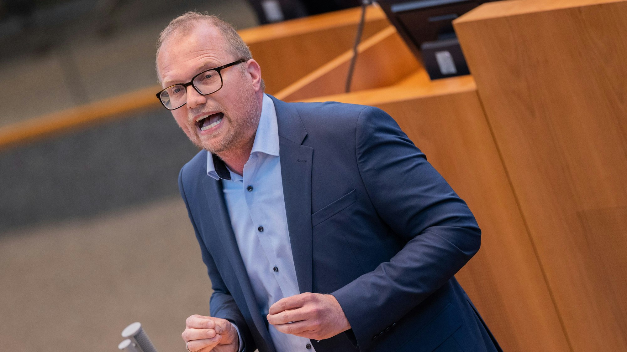 Jochen Ott, Vorsitzender der SPD-Fraktion im nordrhein-westfälischen Landtag, steht am Rednerpult.