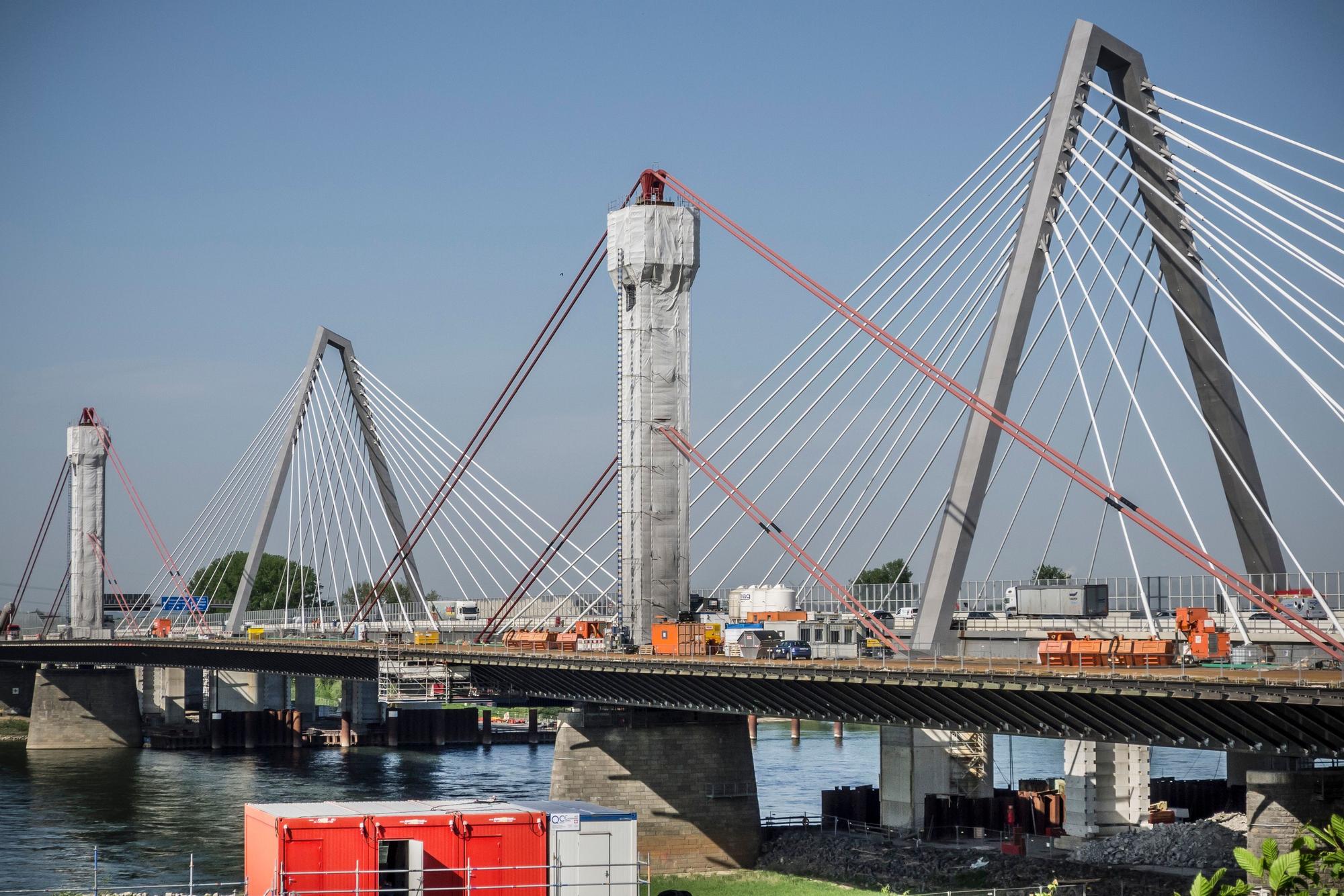 Alte (vorne) und neue Leverkusener Brücke. Foto: Ralf Krieger