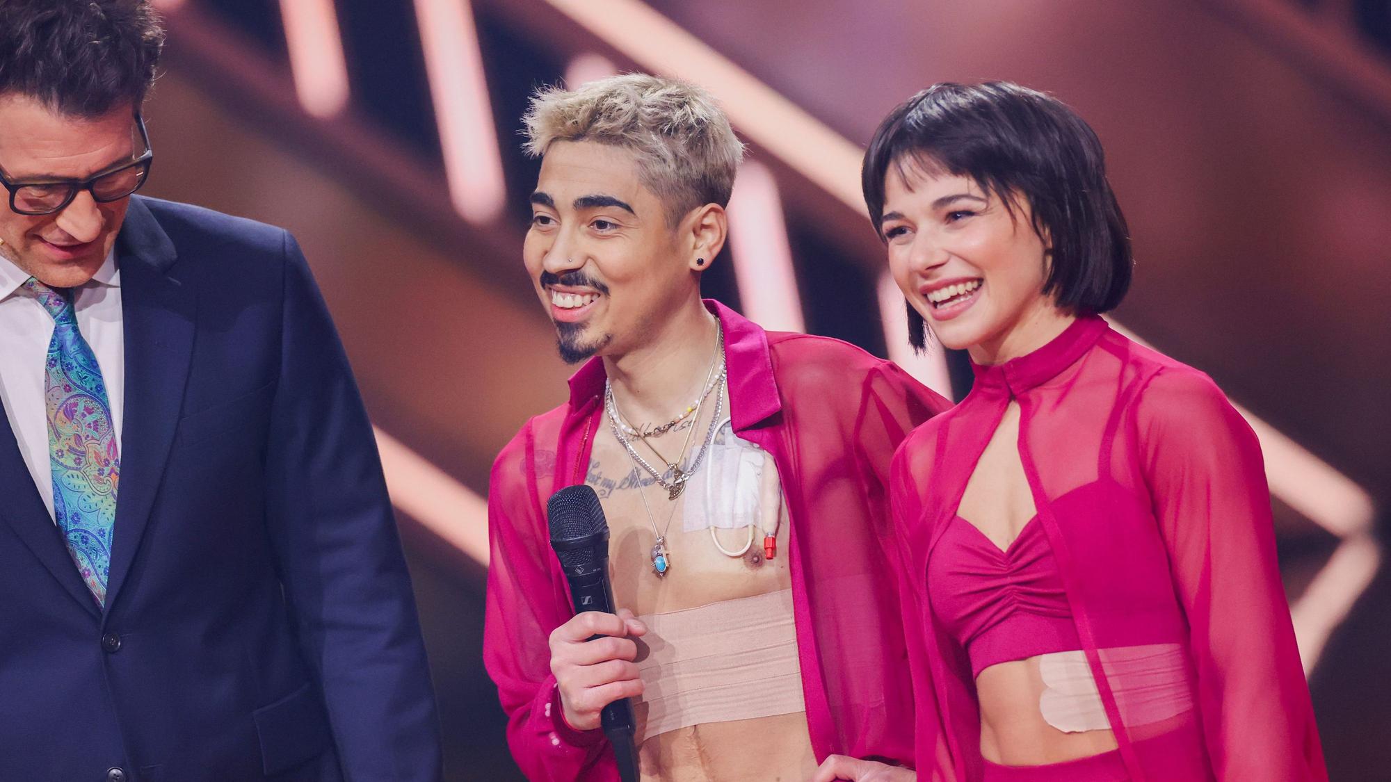 Comedian Tony Bauer und Profitänzerin Anastasia Stan sowie Moderator Daniel Hartwich bei der RTL-Tanzshow „Let's Dance“ im Coloneum.