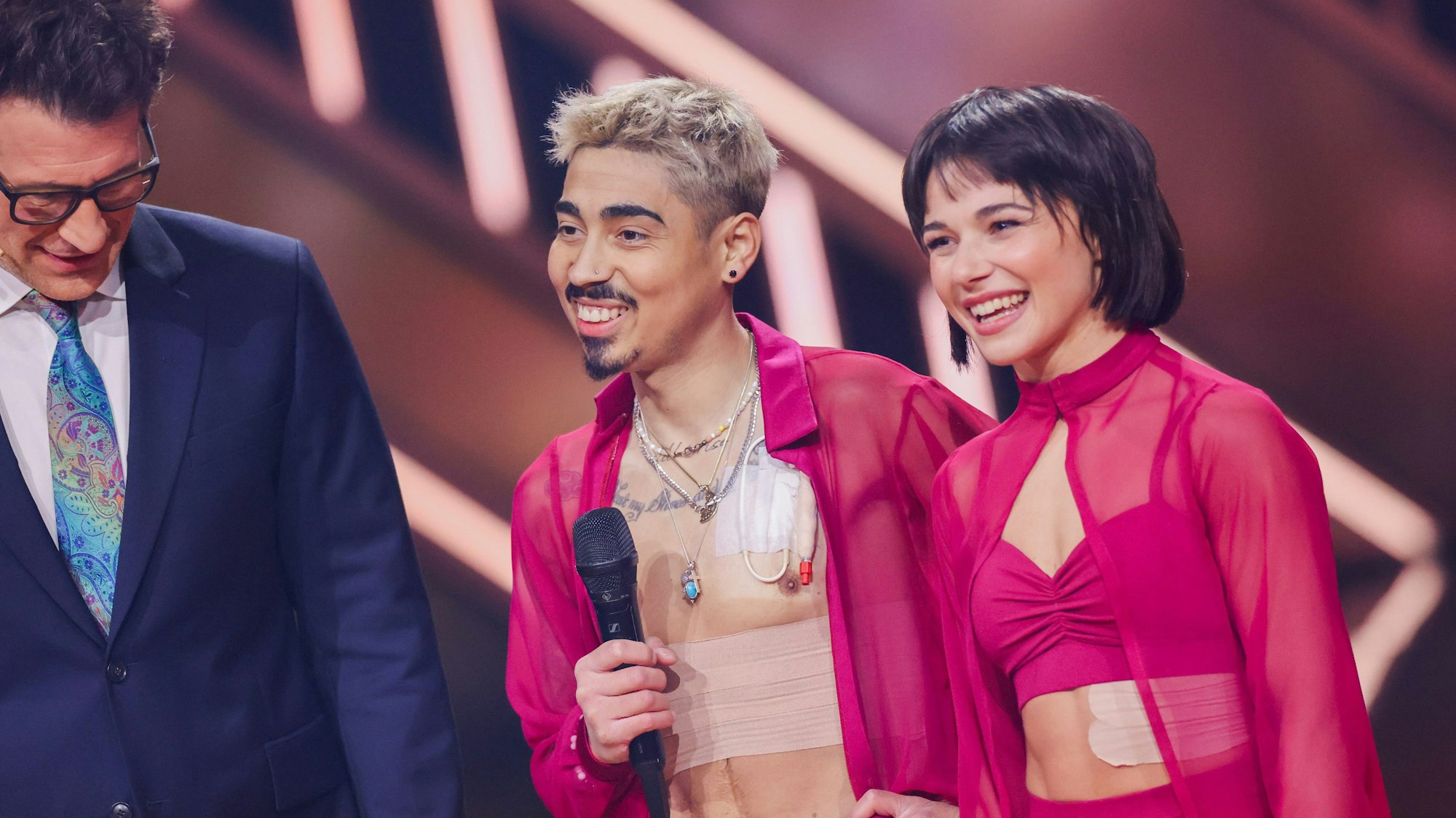 Comedian Tony Bauer und Profitänzerin Anastasia Stan sowie Moderator Daniel Hartwich bei der RTL-Tanzshow „Let's Dance“ im Coloneum.