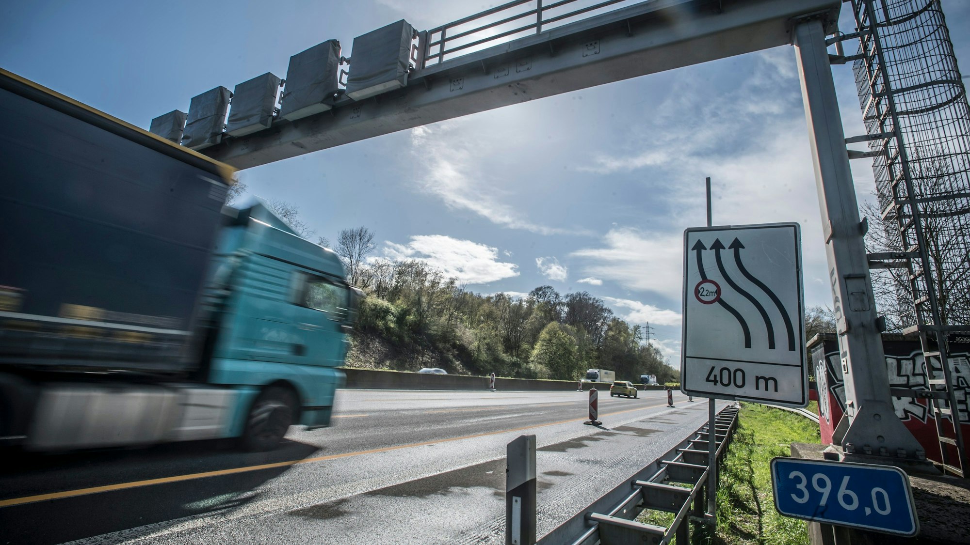 Genau bei Kilometer 396 stand die Geschwindigkeitsmessanlage auf der Autobahn 1 zwischen Burscheid und Leverkusen.