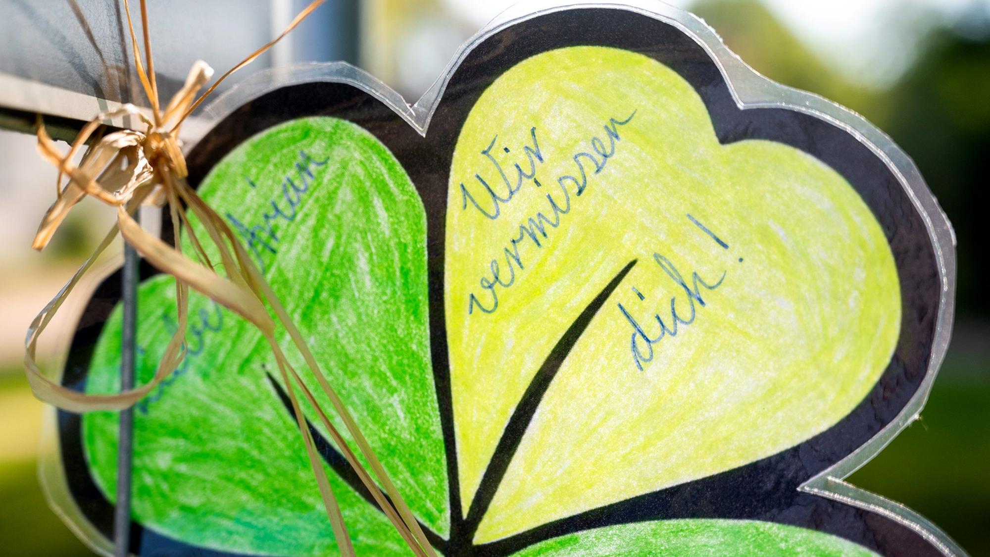 „Lieber Arian, wir vermissen dich!“ steht auf einem gebastelten Kleeblatt für den vermissten Jungen.