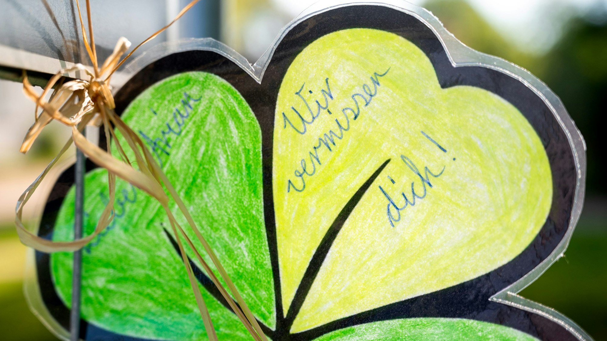 „Lieber Arian, wir vermissen dich!“ steht auf einem gebastelten Kleeblatt für den vermissten Jungen.