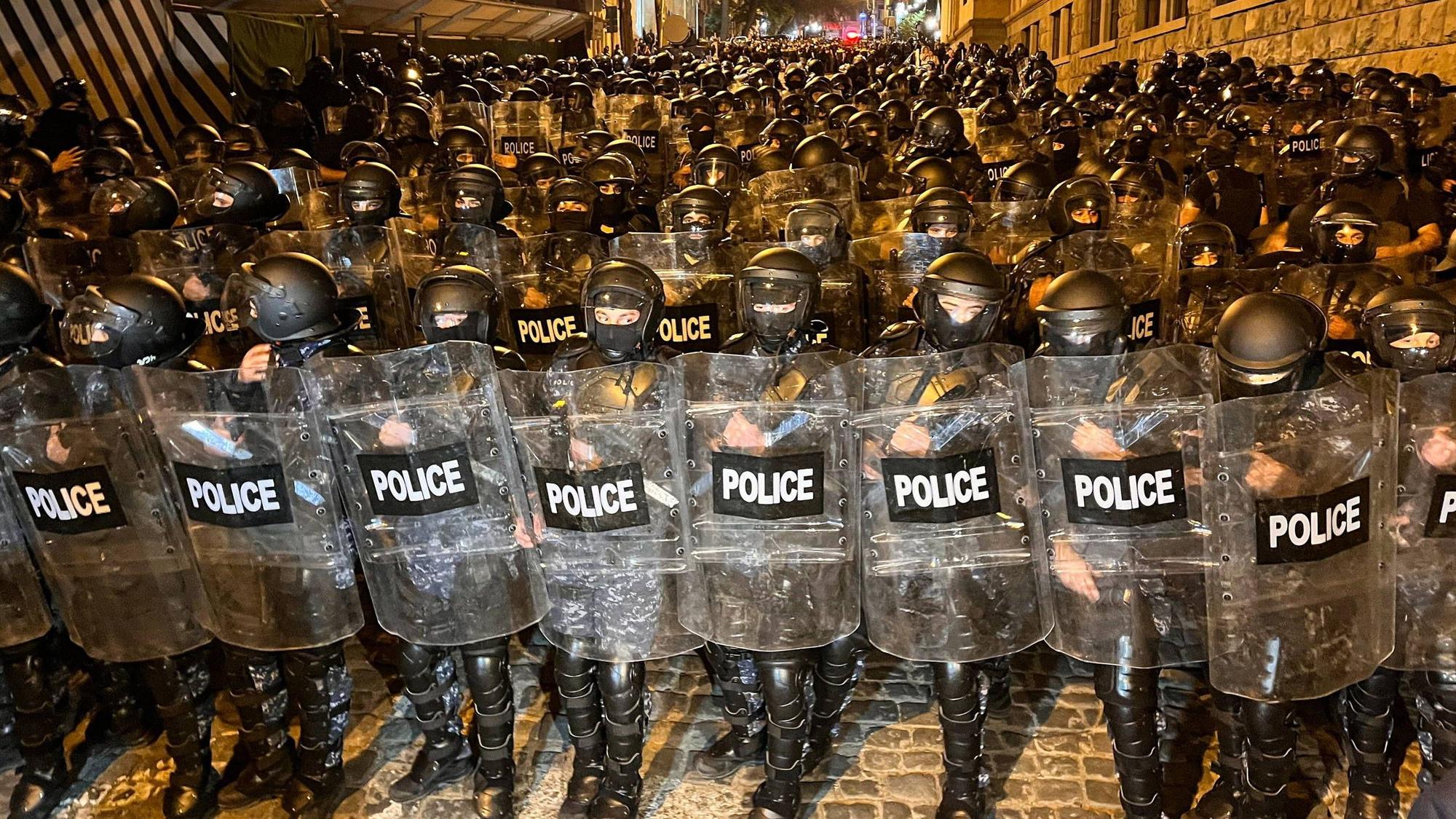 Polizisten formierten sich in der georgischen Hauptstadt Tiflis. Seit Wochen gibt es heftige Proteste gegen den Kurs der Regierung.