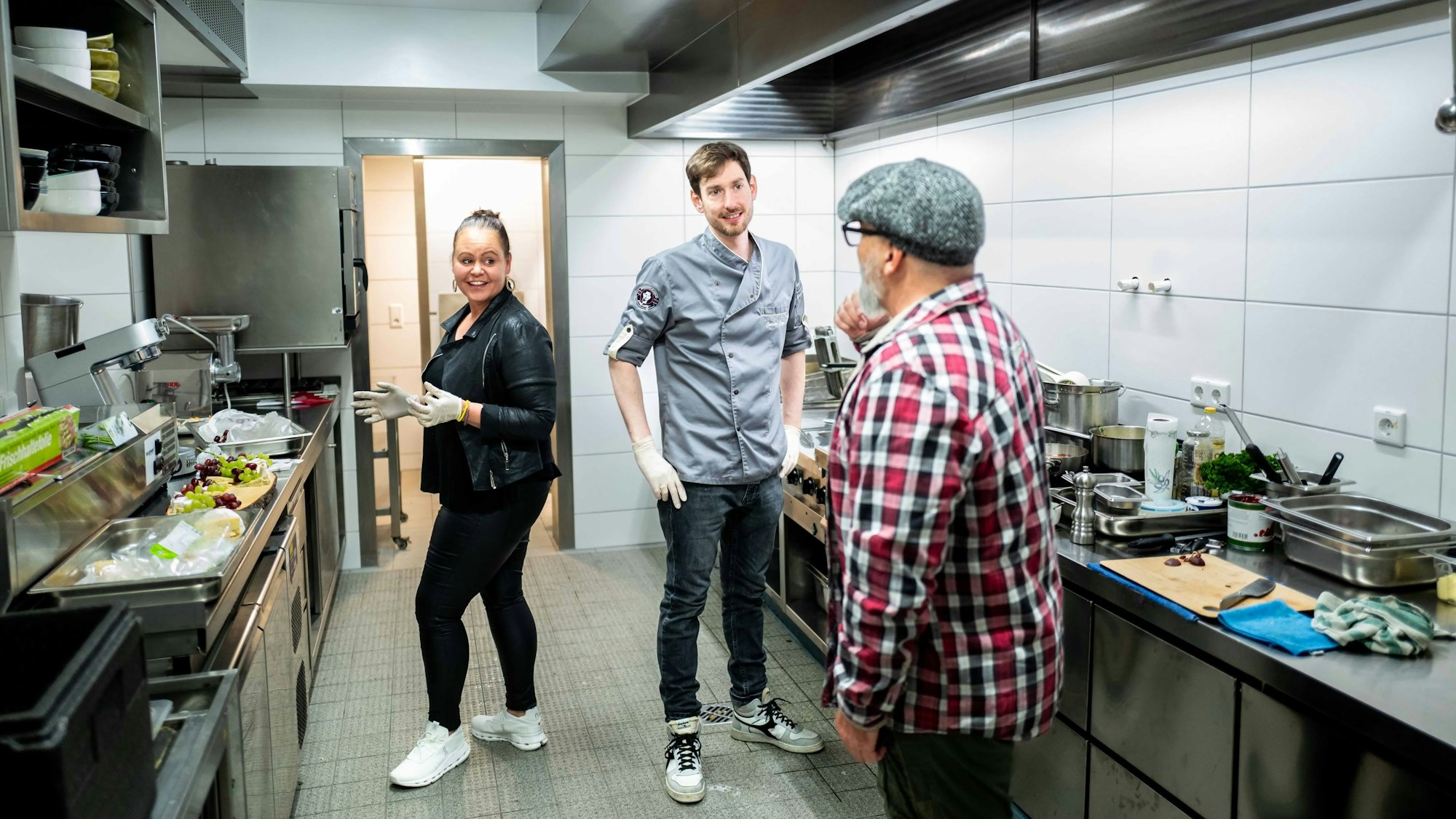 Das Bild zeigt Tanja Milden, Jan-Frederic Baumbach und Johannes Bernd Moers in der Küche des Brauhauses.