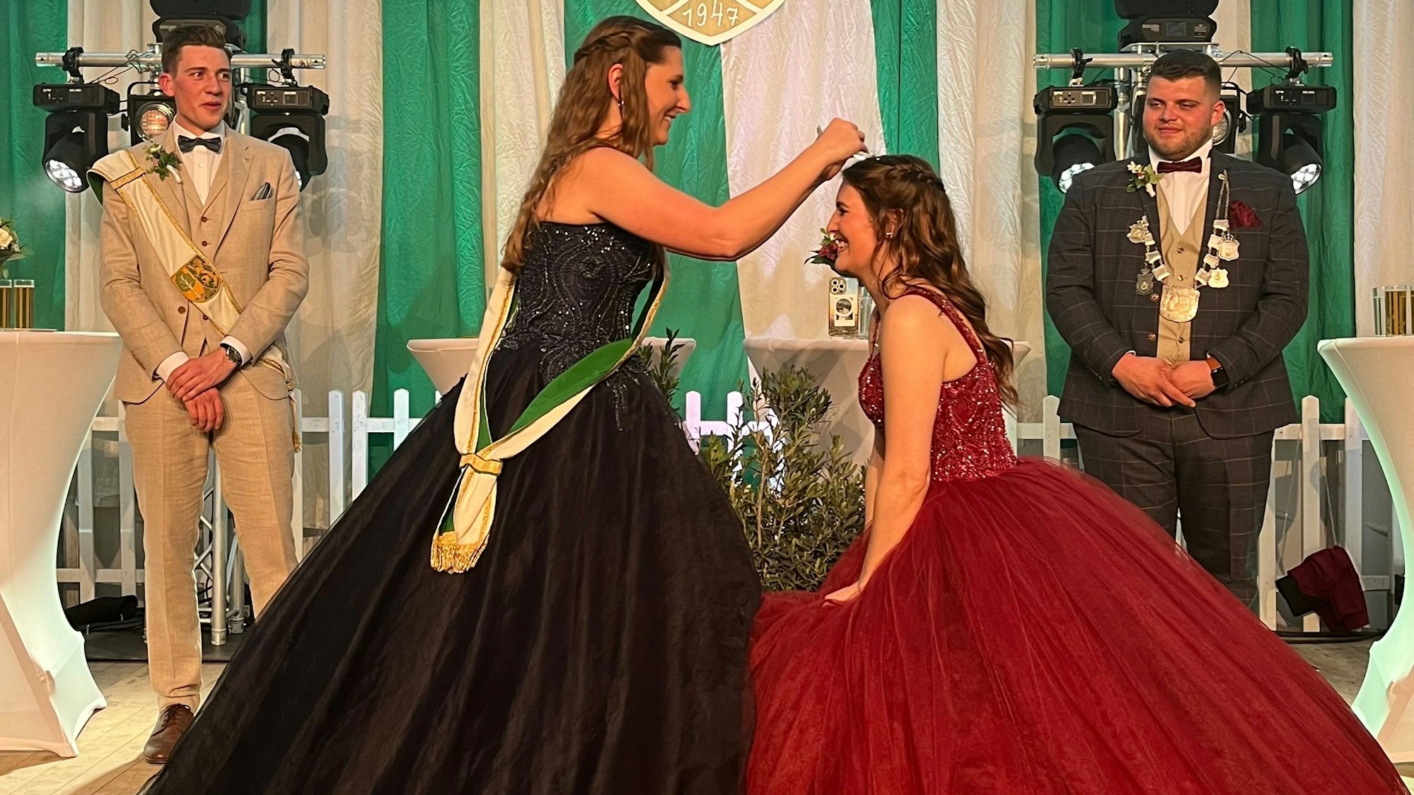 Maike II. setzte Vivian I. die Krone auf.