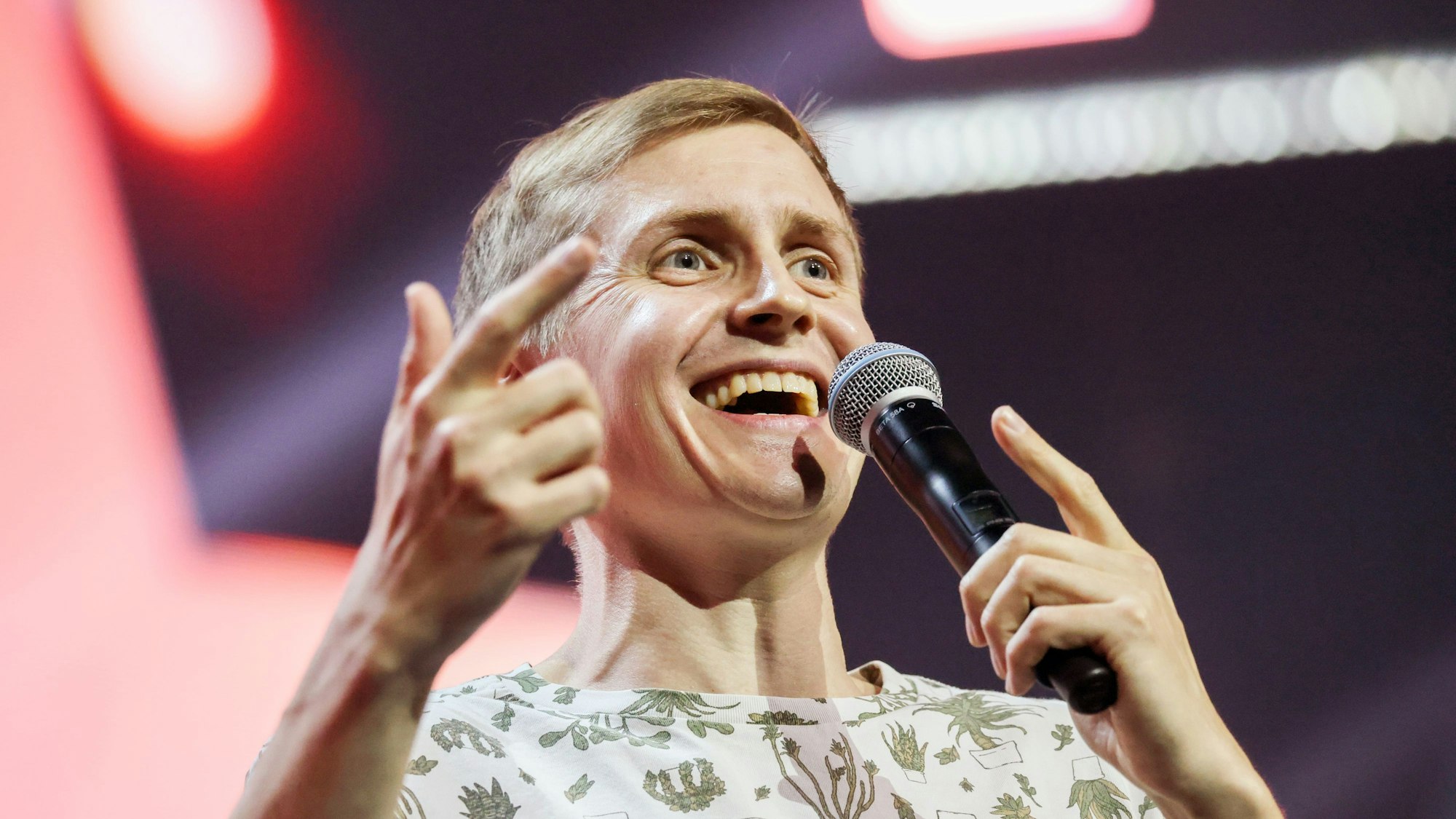 Comedian Till Reiners bei der 1Live Köln Comedy-Nacht XXL in der Lanxess-Arena in 2022.