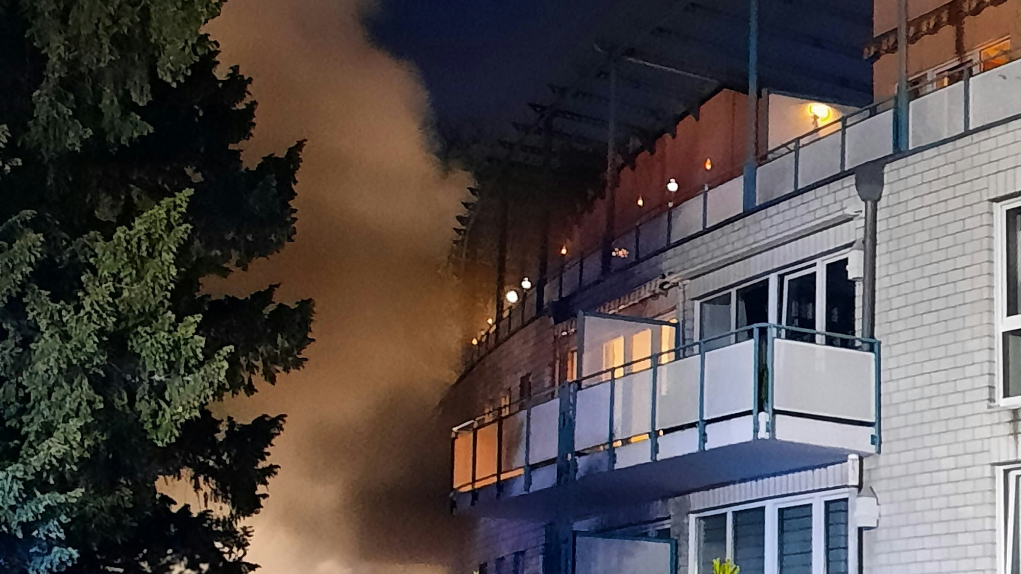 ährend des Einsatzes erlitt ein Feuerwehrmann eine Rauchgasvergiftung und musste ins Krankenhaus gebracht werden.