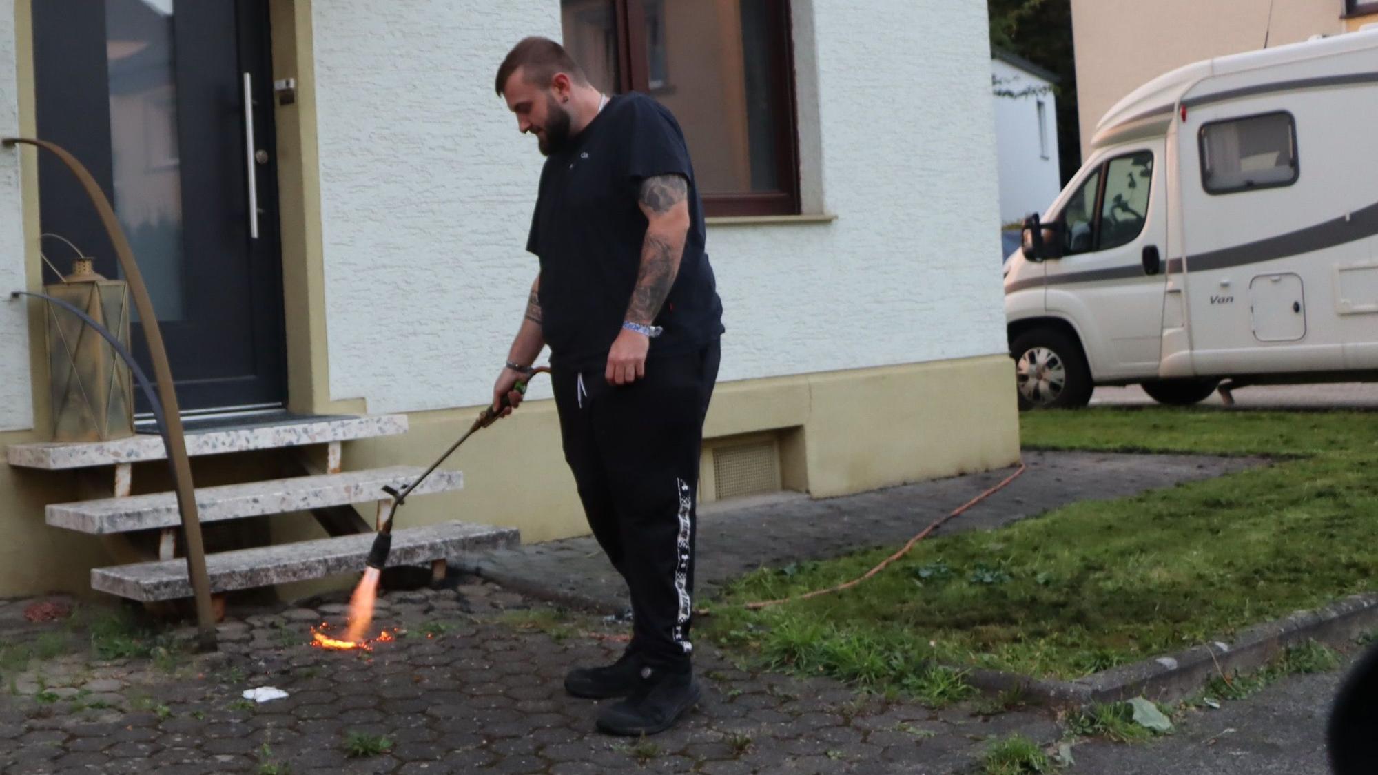 Vorsichtig und umsichtig mit viel Weitsicht sollte der Unkrautflämmer eingesetzt werden. Meistens geht es auch wie hier in Brühl gut.
